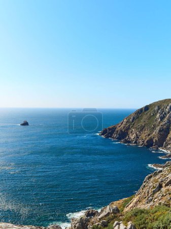 Foto de La pintoresca costa gallega en la esquina de España en la costa atlántica con acantilados en su costa - Imagen libre de derechos