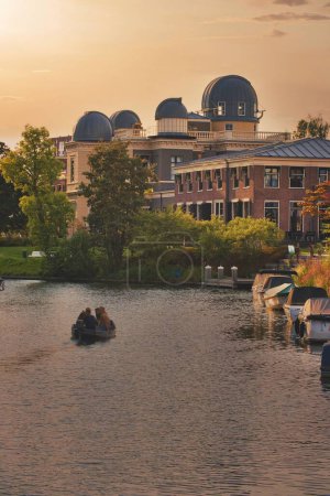 Téléchargez les photos : Vue verticale de l'Observatoire astronomique de Leyde au coucher du soleil, Leyde, Pays-Bas - en image libre de droit