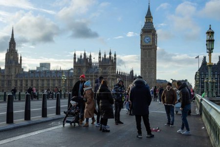 Téléchargez les photos : Un groupe de personnes sur le pont de Westminster avec Big Ben en arrière-plan - en image libre de droit