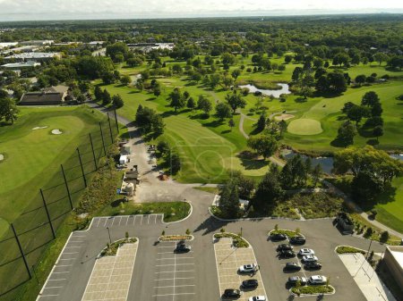 Téléchargez les photos : Une vue par drone du terrain de golf près de Chicago, États-Unis - en image libre de droit