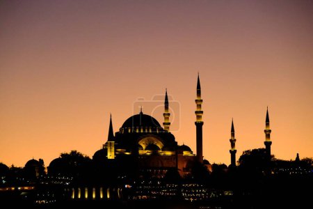 Foto de Una vista panorámica de la Mezquita Sultanahmet en Estambul, Turquía al atardecer - Imagen libre de derechos