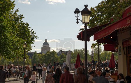 Foto de Una vista panorámica de la gente caminando por la calle en París por la tarde - Imagen libre de derechos