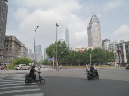 Téléchargez les photos : Plusieurs scooters tirant dans l'intersection à Shanghai, en Chine. - en image libre de droit