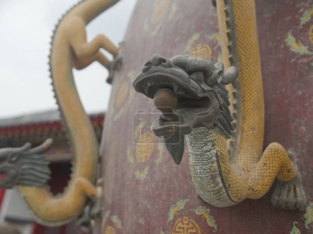 Téléchargez les photos : Un détecteur de tremblements de terre Metal dragon dans le studio Hengdian. Hengdian, Chine. - en image libre de droit