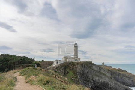 Téléchargez les photos : Un beau paysage nuageux du phare de Cabo Mayor à Santander, Espagne - en image libre de droit