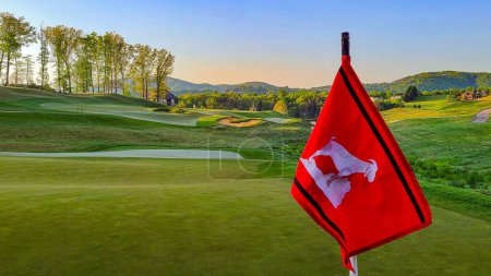 Foto de Una bandera roja en el hoyo 3 en el campo de golf Ballyhack en Roanoke, VA - Imagen libre de derechos