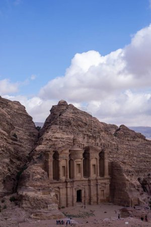 Foto de Una vista de bajo ángulo de edificios antiguos en Jordania, Petra - Imagen libre de derechos