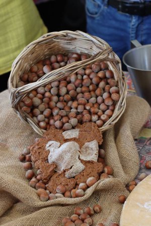 Foto de Una cesta de mimbre que contiene la cosecha de avellanas - Imagen libre de derechos