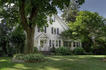 Téléchargez les photos : Une belle photo d'une maison de banlieue par temps clair à Eastchester, États-Unis - en image libre de droit