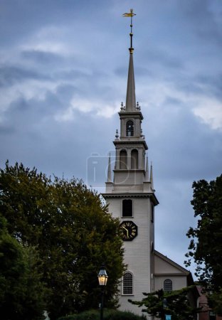 Foto de Un plano vertical de la Iglesia de la Trinidad en la Plaza Reina Ana - Imagen libre de derechos