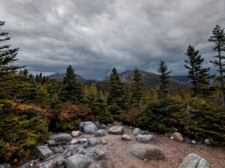 Téléchargez les photos : Une vue panoramique depuis le Cheminée Pond Trail en regardant le pic Baxter par une journée nuageuse dans le Maine, États-Unis - en image libre de droit