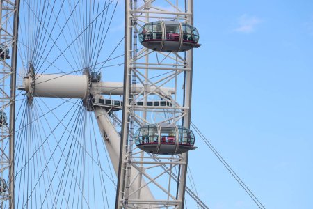 Téléchargez les photos : The London Eye avec des gens dessus sous un ciel brillant à Londres, Royaume-Uni - en image libre de droit