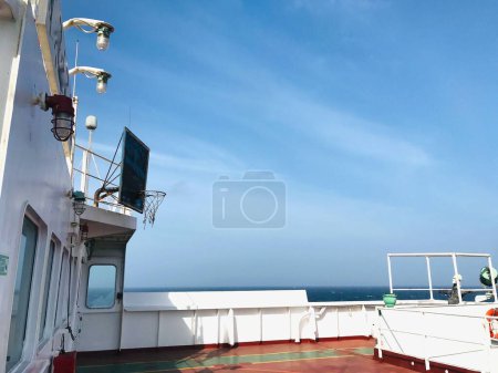 Téléchargez les photos : Le pont d'un navire blanc sur fond de ciel bleu - en image libre de droit