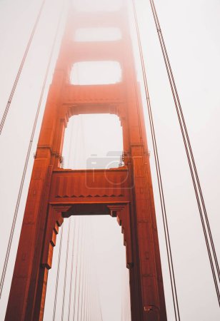Téléchargez les photos : Vue partielle verticale à faible angle du pont Golden Gate par temps brumeux - en image libre de droit