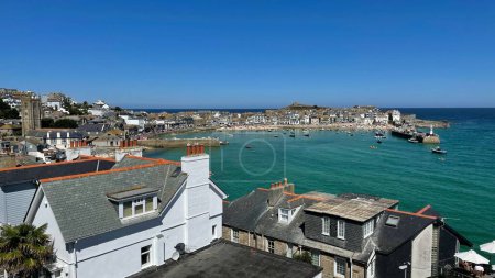 Téléchargez les photos : Un paysage aérien de la côte de St Ives avec des maisons et un ciel bleu à l'horizon en Angleterre - en image libre de droit