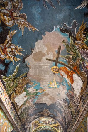 Téléchargez les photos : Belles peintures murales religieuses à l'intérieur de la chapelle de Saint Petka à Belgrade - en image libre de droit