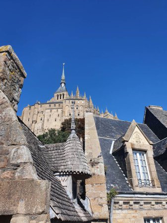 Foto de La vista del Mont-Saint-Michel. Isla de marea y comuna continental en Normandía, Francia. - Imagen libre de derechos