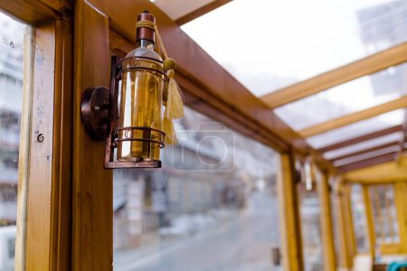 Téléchargez les photos : Une bouteille de vin décorative fixée au cadre de la fenêtre en bois. - en image libre de droit