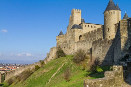 Téléchargez les photos : Une vue panoramique de la citadelle médiévale de la Cité de Carcassonne située dans la ville française de Carcassonne - en image libre de droit