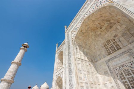 Téléchargez les photos : Une vue à faible angle de la mosquée Taj Mahal à Delhi - en image libre de droit
