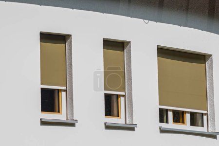 Foto de Un primer plano de persianas enrollables en las ventanas - Imagen libre de derechos