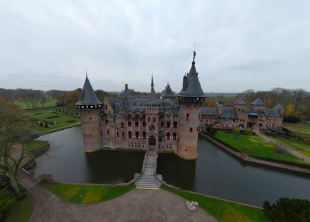 Téléchargez les photos : Vue aérienne du château De Haar sur un lac à Utrecht, Pays-Bas - en image libre de droit