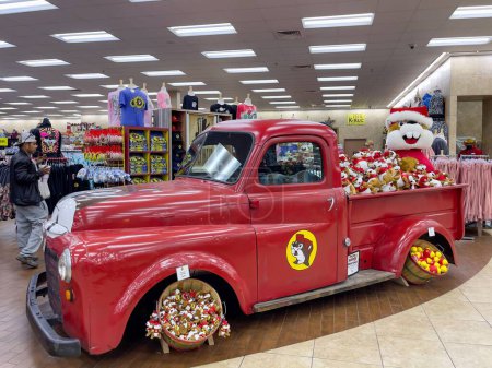 Foto de Texas City, TX, Estados Unidos - 18 de diciembre de 2022 - Camión vintage con los castores de peluche de Buc 'ee en la parte trasera dentro de Buc' ee 's en Texas City - Imagen libre de derechos