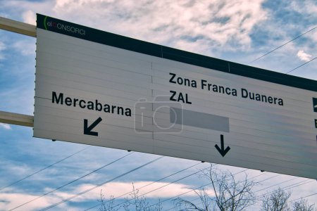Téléchargez les photos : Un panneau d'autoroute aérienne à Zona Franca à Barcelone, Espagne - en image libre de droit