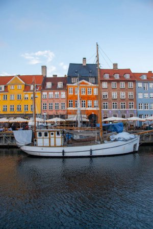 Téléchargez les photos : Un plan vertical de maisons colorées dans le quartier riverain de Nyhavn - en image libre de droit