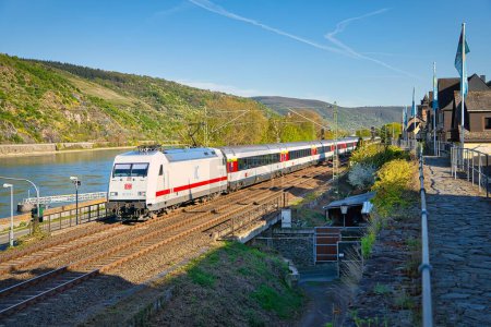 Téléchargez les photos : Vue aérienne d'un train interurbain allemand arrivant à la gare - en image libre de droit