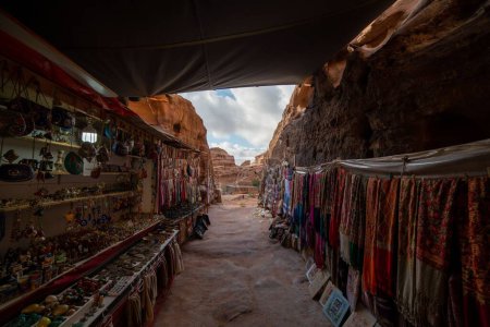 Téléchargez les photos : Une belle vue sur le marché près des montagnes à Petra, Jordanie - en image libre de droit