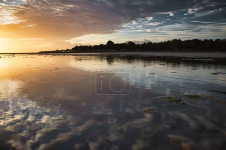 Téléchargez les photos : Une belle vue sur un coucher de soleil sur la plage d'Appley à Ryde, île de Wight, Angleterre. - en image libre de droit