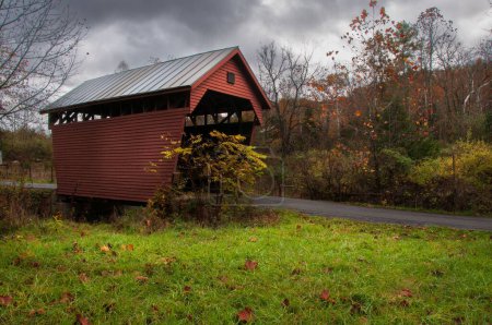 Téléchargez les photos : Une belle vue sur le pont couvert et les arbres d'automne sous le ciel nuageux en Virginie occidentale - en image libre de droit
