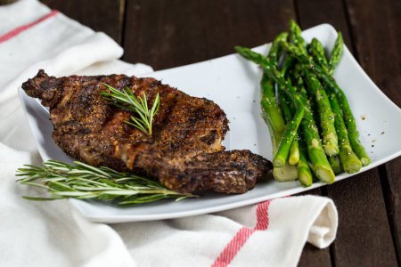 Téléchargez les photos : Un gros angle de steak et d'asperges - en image libre de droit
