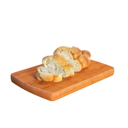 Téléchargez les photos : Le pain tressé coupé en 3d sur une planche de bois isolée sur un fond blanc. - en image libre de droit