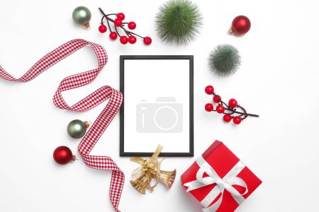 Foto de Una maqueta del festival de Navidad sobre fondo blanco con un marco en blanco en el centro. - Imagen libre de derechos