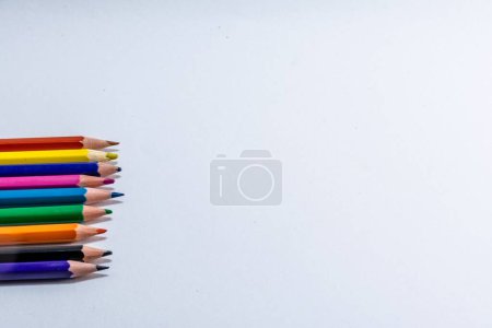 Téléchargez les photos : Une vue de dessus des crayons en bois colorés isolés sur fond blanc avec copyspace - en image libre de droit