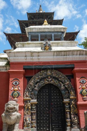 Téléchargez les photos : Une façade verticale d'un temple de style pagode sur la place Katmandou Durbar - en image libre de droit