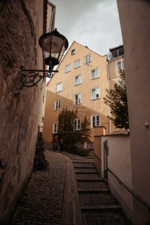 Téléchargez les photos : Plan vertical d'une allée de l'escalier en pierre de brique entre de vieux bâtiments - en image libre de droit