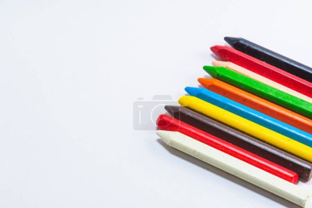 Foto de Un primer plano de lápices de colores aislados sobre fondo blanco - Imagen libre de derechos