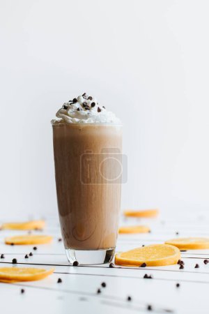 Foto de Una toma vertical de una bebida de chocolate caliente congelada sobre el fondo blanco - Imagen libre de derechos