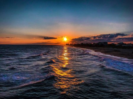 Foto de Puesta de sol en la playa Emerald Isle, NC - Imagen libre de derechos