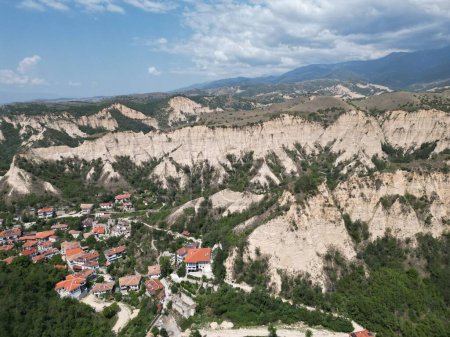 Téléchargez les photos : Vue aérienne de maisons résidentielles dans une vallée entre des falaises - en image libre de droit