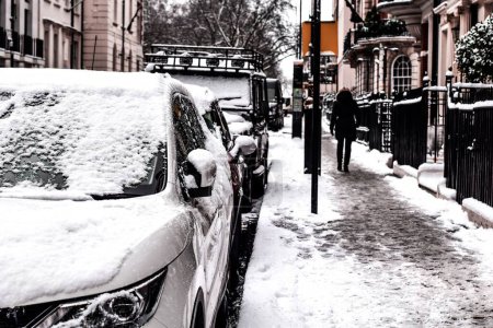Téléchargez les photos : Une rue enneigée à Londres, Royaume-Uni - en image libre de droit