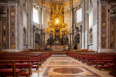 Foto de El interior de la Basílica de San Pedro con asientos delante de la Cátedra de San Pedro - Imagen libre de derechos