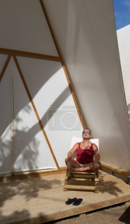 Foto de Una mujer haciendo meditación en un camping - Imagen libre de derechos