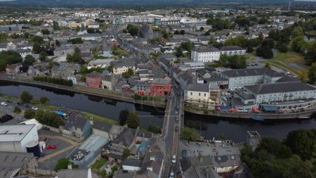 Téléchargez les photos : Une vue aérienne du paysage urbain Kilkenny entouré de bâtiments - en image libre de droit