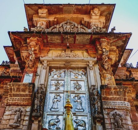 Foto de Una toma de bajo ángulo de las puertas del Templo Shree Krishna - Imagen libre de derechos