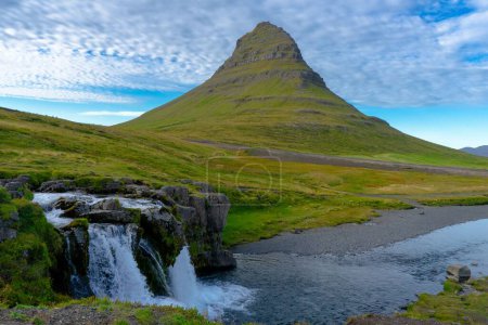 Téléchargez les photos : Une belle vue sur le mont Kirkjufell encadrée par une cascade soyeuse à longue exposition en Islande - en image libre de droit