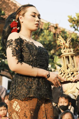 Téléchargez les photos : Un mannequin en costume carnaval lors du défilé de mode indonésien de la fête de l'indépendance à Jepara - en image libre de droit